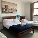 Modern 2 Bedroom Flat In Robert St Swansea