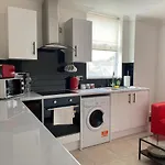 Modern 2 Bedroom Flat In Robert St Swansea