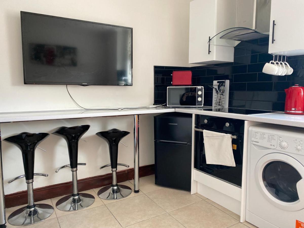 Modern 2 Bedroom Flat In Robert St Apartment Swansea