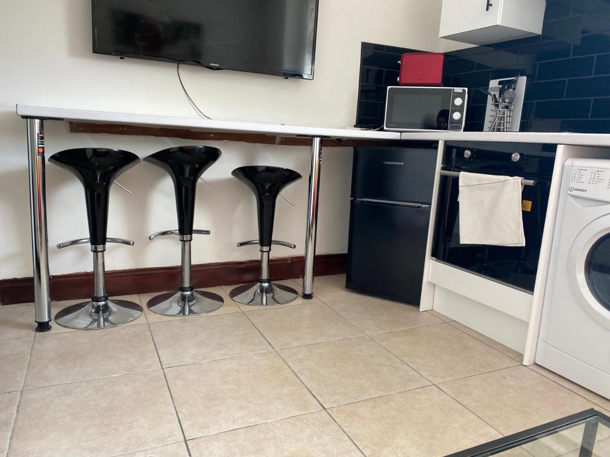 Modern 2 Bedroom Flat In Robert St